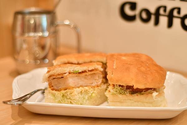 台南市東區【台南東區】客美多咖啡 - 台南平實公園店～森林系的客美多咖啡，有童話故事書的氛圍！