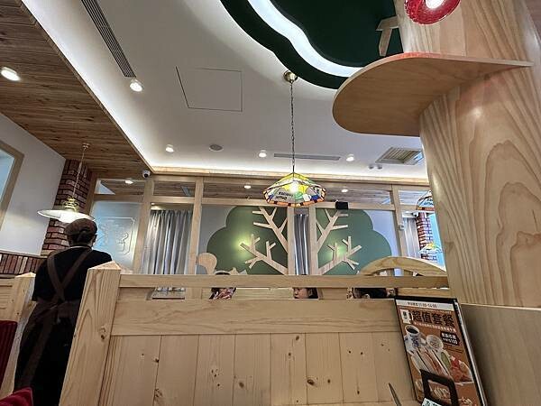 台南市東區【台南東區】客美多咖啡 - 台南平實公園店～森林系的客美多咖啡，有童話故事書的氛圍！