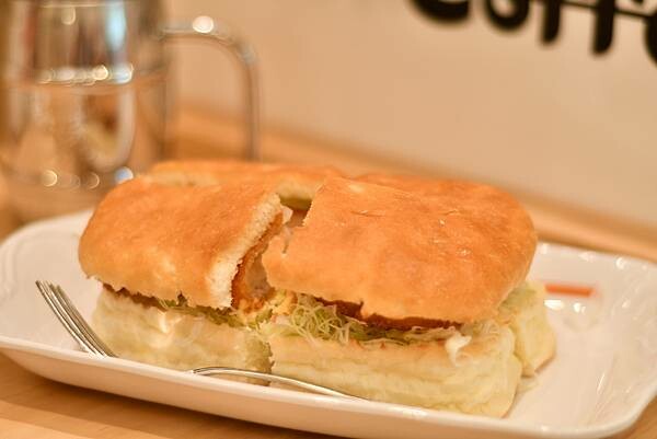 台南市東區【台南東區】客美多咖啡 - 台南平實公園店～森林系的客美多咖啡，有童話故事書的氛圍！