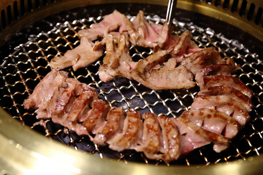 終於來台北了！台中人氣燒肉「老井」插旗信義區，30公分厚切牛