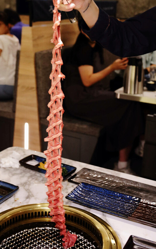 終於來台北了！台中人氣燒肉「老井」插旗信義區，30公分厚切牛