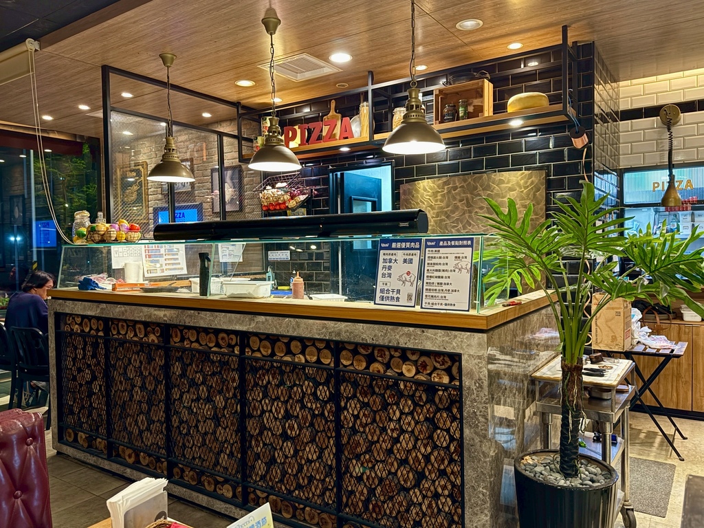 VASA 瓦薩美式餐廳 - 內科門市餐廳環境 (2).jpg