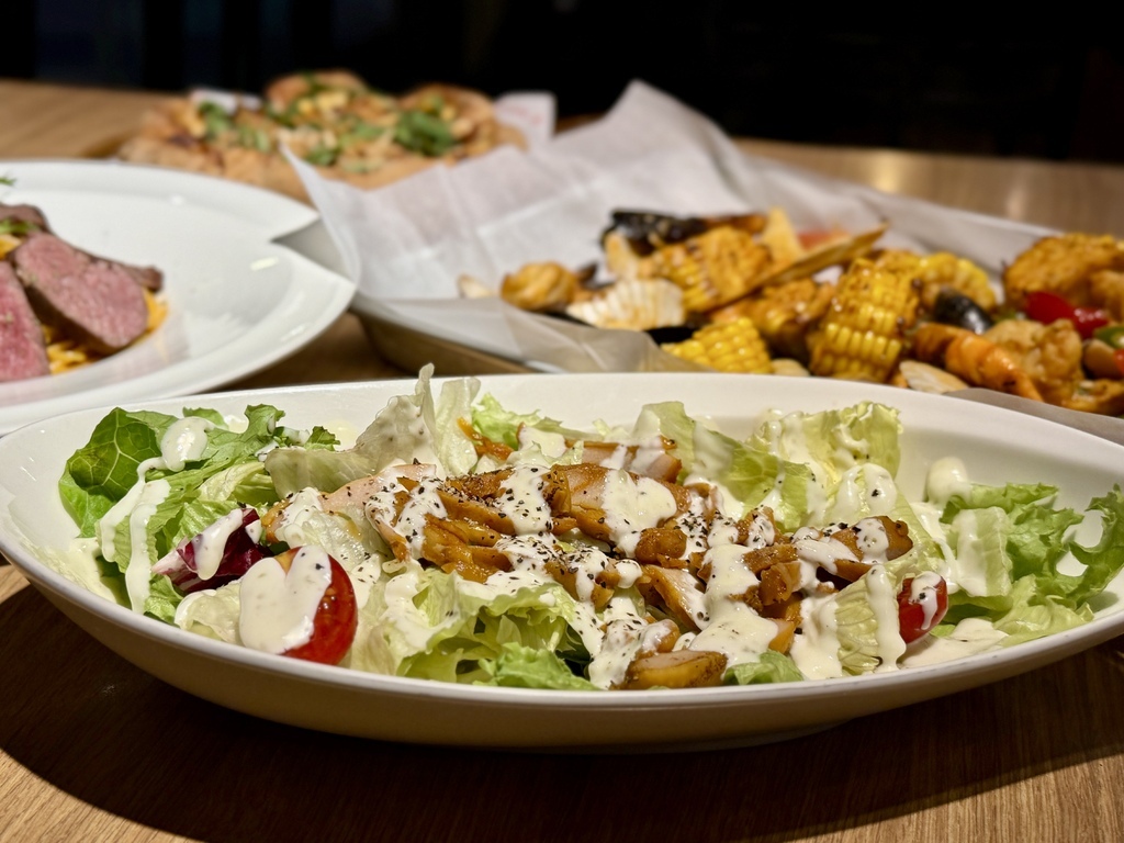 VASA 瓦薩美式餐廳 -碳烤雞腿沙拉.jpg