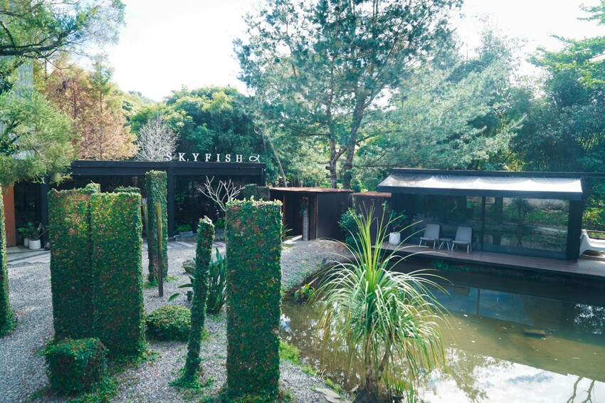 日月潭隱藏版山林透明屋咖啡廳「山影人宅」落地窗美景，搭配鹹甜美食超療癒好去處。