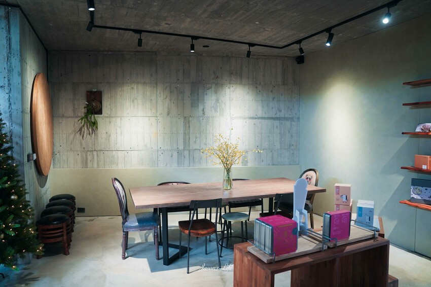 日月潭隱藏版山林透明屋咖啡廳「山影人宅」落地窗美景，搭配鹹甜美食超療癒好去處。