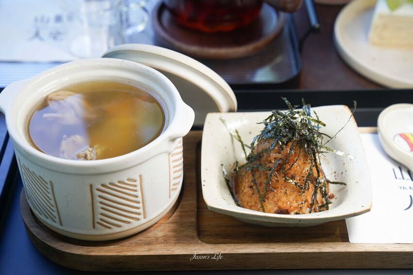 日月潭隱藏版山林透明屋咖啡廳「山影人宅」落地窗美景，搭配鹹甜美食超療癒好去處。