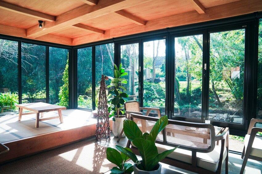 日月潭隱藏版山林透明屋咖啡廳「山影人宅」落地窗美景，搭配鹹甜美食超療癒好去處。