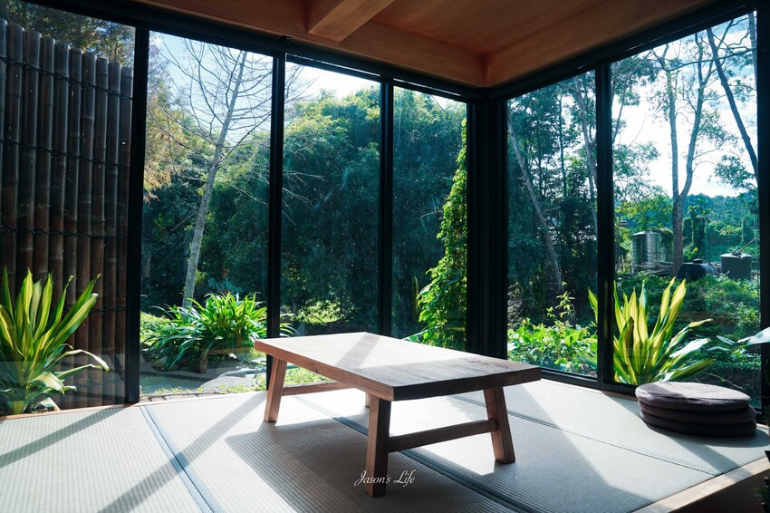 日月潭隱藏版山林透明屋咖啡廳「山影人宅」落地窗美景，搭配鹹甜美食超療癒好去處。