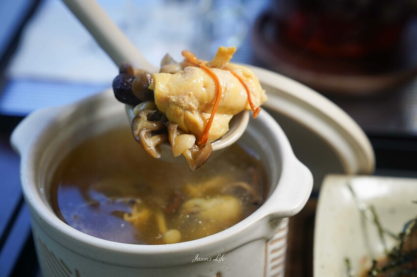 日月潭隱藏版山林透明屋咖啡廳「山影人宅」落地窗美景，搭配鹹甜美食超療癒好去處。