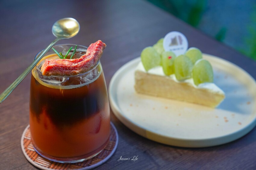 日月潭隱藏版山林透明屋咖啡廳「山影人宅」落地窗美景，搭配鹹甜美食超療癒好去處。