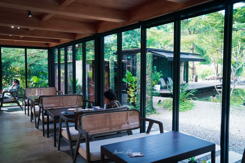 日月潭隱藏版山林透明屋咖啡廳「山影人宅」落地窗美景，搭配鹹甜美食超療癒好去處。