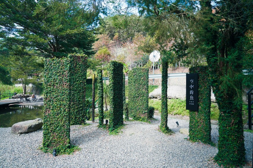 日月潭隱藏版山林透明屋咖啡廳「山影人宅」落地窗美景，搭配鹹甜美食超療癒好去處。