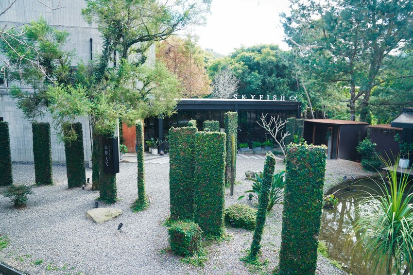 日月潭隱藏版山林透明屋咖啡廳「山影人宅」落地窗美景，搭配鹹甜美食超療癒好去處。