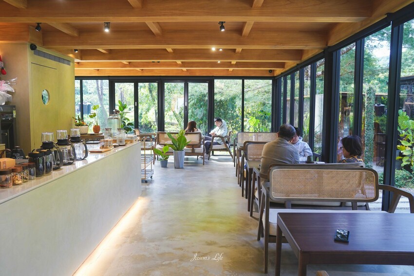 日月潭隱藏版山林透明屋咖啡廳「山影人宅」落地窗美景，搭配鹹甜美食超療癒好去處。