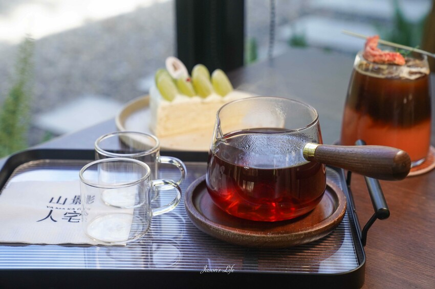 日月潭隱藏版山林透明屋咖啡廳「山影人宅」落地窗美景，搭配鹹甜美食超療癒好去處。