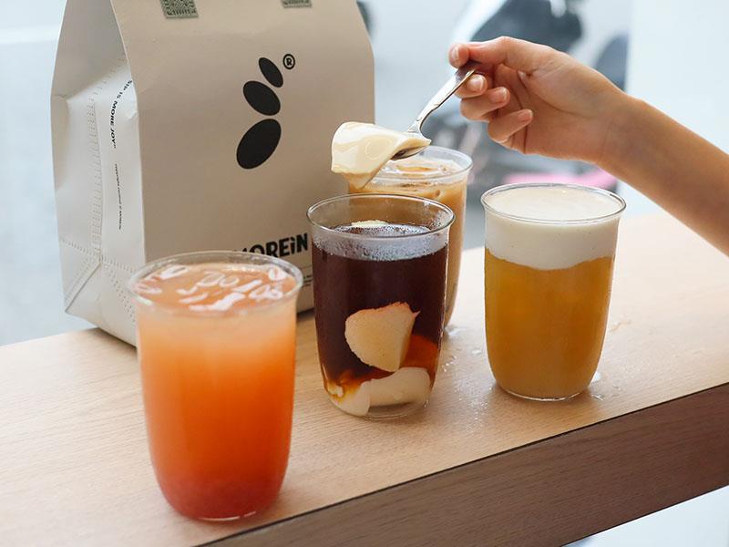 新竹飲料推薦必喝!沫飲 MOREiN黑焦粉粿拿鐵 蜜桃烏龍,創意甜點手搖杯。
