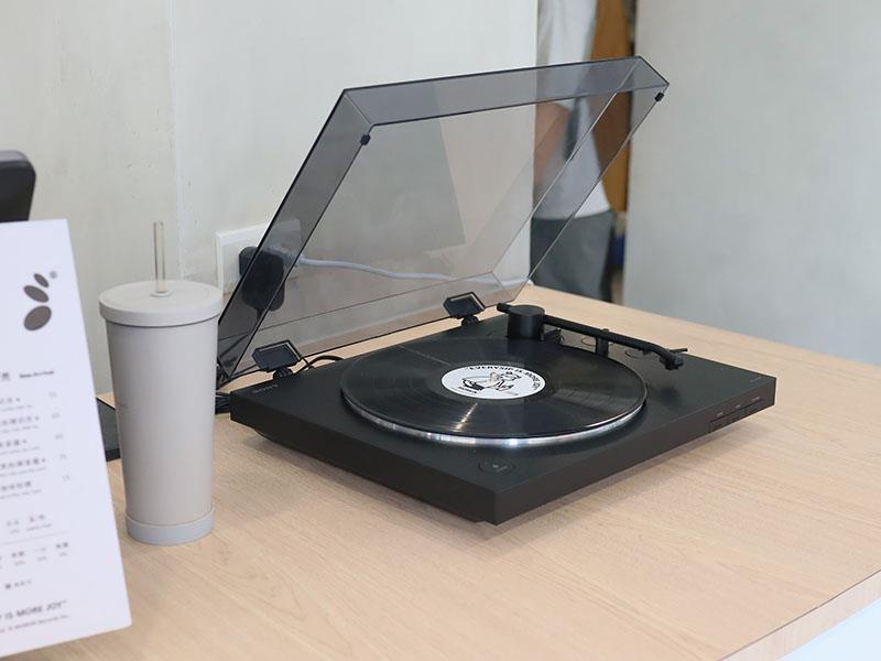 新竹飲料推薦必喝!沫飲 MOREiN黑焦粉粿拿鐵 蜜桃烏龍,創意甜點手搖杯。