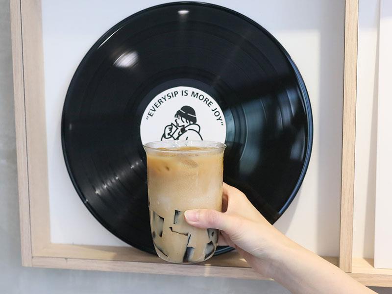 新竹飲料推薦必喝!沫飲 MOREiN黑焦粉粿拿鐵 蜜桃烏龍,創意甜點手搖杯。