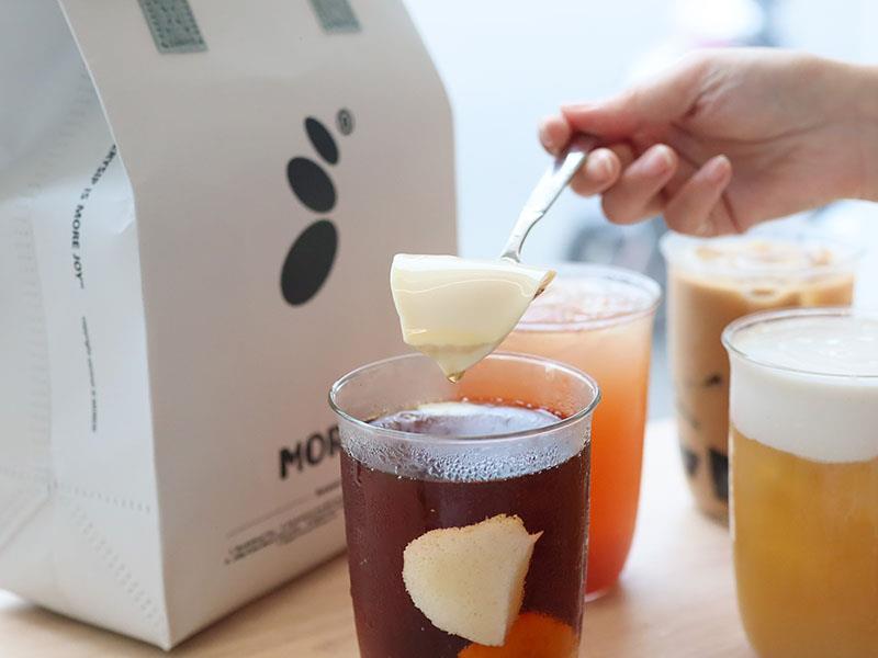 新竹飲料推薦必喝!沫飲 MOREiN黑焦粉粿拿鐵 蜜桃烏龍,創意甜點手搖杯。