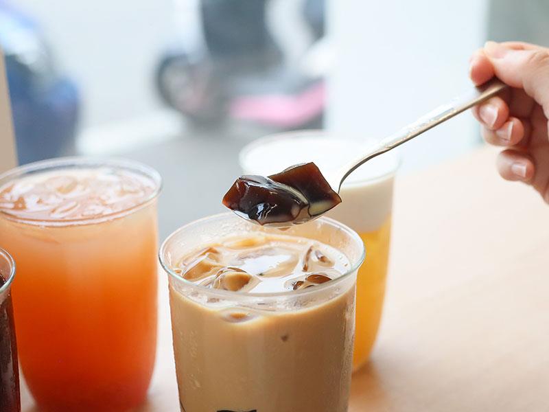 新竹飲料推薦必喝!沫飲 MOREiN黑焦粉粿拿鐵 蜜桃烏龍,創意甜點手搖杯。