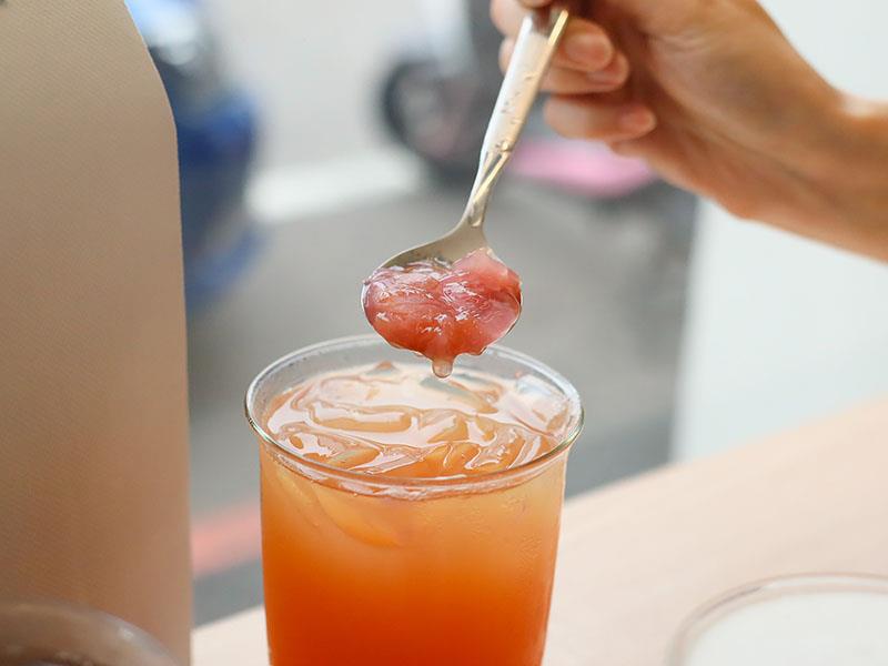 新竹飲料推薦必喝!沫飲 MOREiN黑焦粉粿拿鐵 蜜桃烏龍,創意甜點手搖杯。