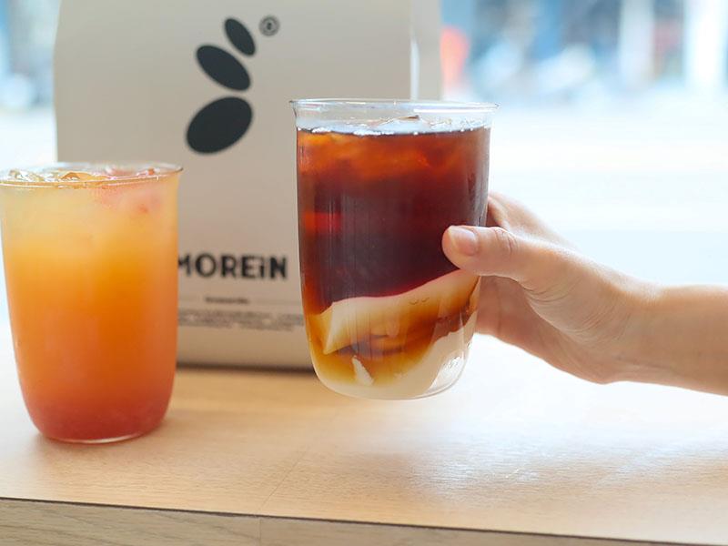 新竹飲料推薦必喝!沫飲 MOREiN黑焦粉粿拿鐵 蜜桃烏龍,創意甜點手搖杯。