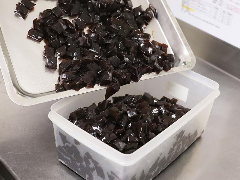 新竹飲料推薦必喝!沫飲 MOREiN黑焦粉粿拿鐵 蜜桃烏龍,創意甜點手搖杯。