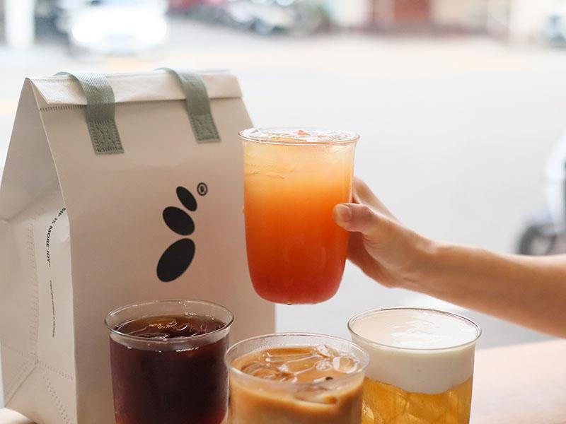 新竹飲料推薦必喝!沫飲 MOREiN黑焦粉粿拿鐵 蜜桃烏龍,創意甜點手搖杯。