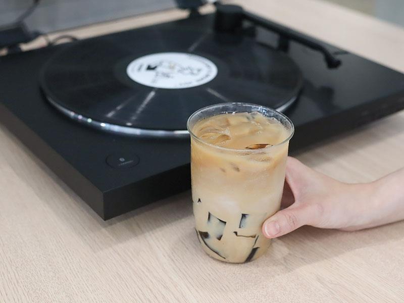 新竹飲料推薦必喝!沫飲 MOREiN黑焦粉粿拿鐵 蜜桃烏龍,創意甜點手搖杯。