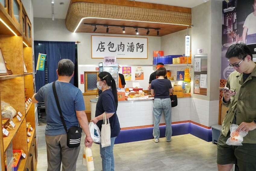 嘉義必買伴手禮推薦！這間「阿潘肉包」根本是被肉包耽誤的伴手禮名店！蛋黃酥還獲得過台灣十大蛋黃酥殊榮，根本嘉義之光！ - 阿華田的美食日記