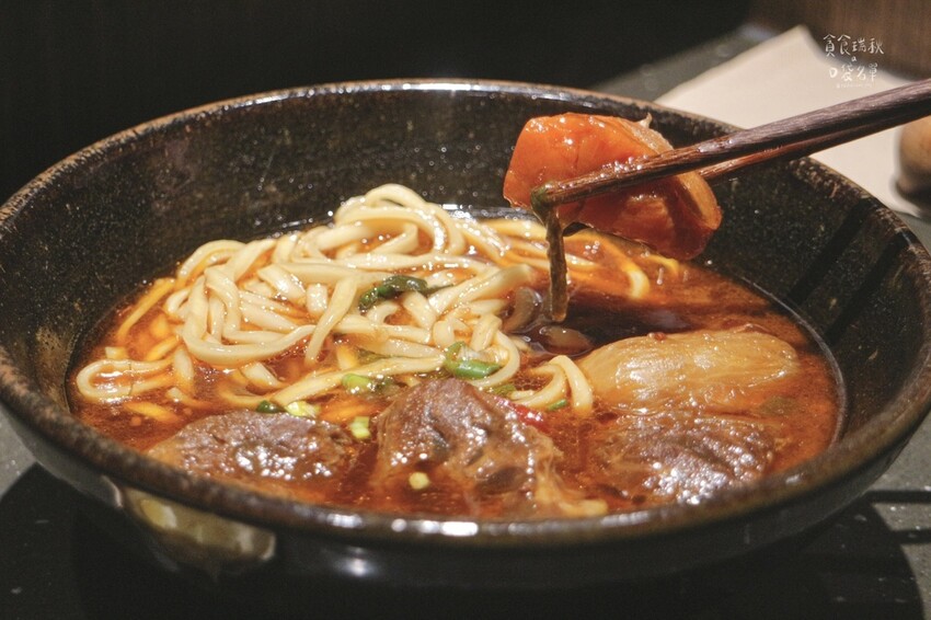 台中中區｜新開幕！全台最難預約的牛肉麵插旗台中！｜門前隱味牛