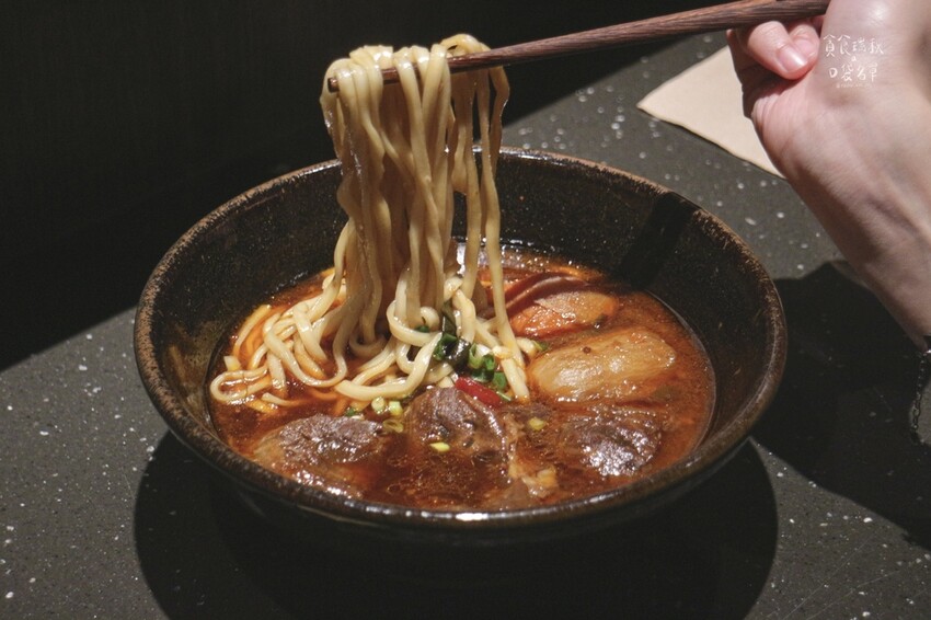 台中中區｜新開幕！全台最難預約的牛肉麵插旗台中！｜門前隱味牛