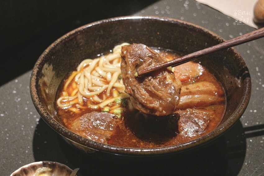 台中中區｜新開幕！全台最難預約的牛肉麵插旗台中！｜門前隱味牛