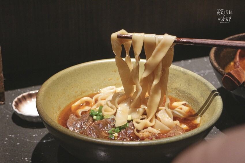 台中中區｜新開幕！全台最難預約的牛肉麵插旗台中！｜門前隱味牛