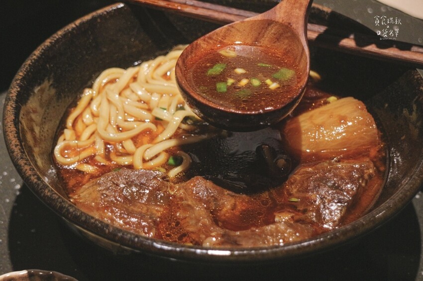 台中中區｜新開幕！全台最難預約的牛肉麵插旗台中！｜門前隱味牛