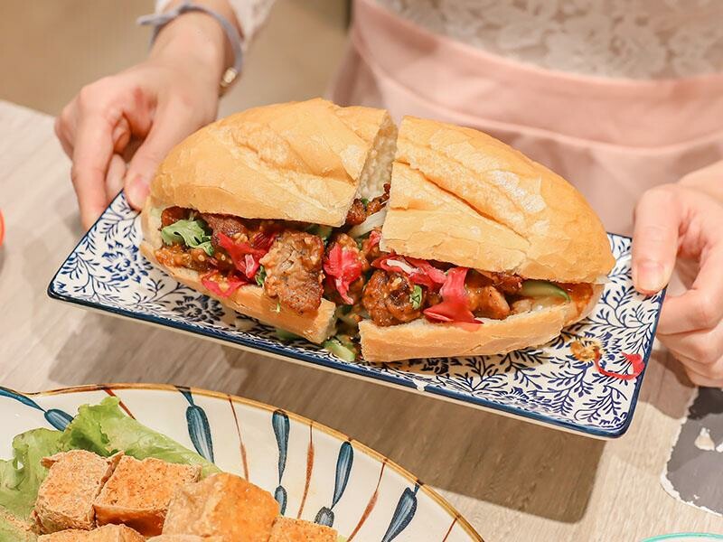 新竹巨城美食，越好吃越南料理必吃推薦，人氣爆棚。