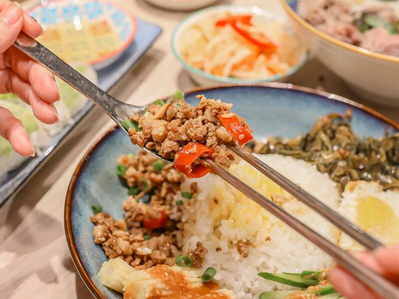 新竹巨城美食，越好吃越南料理必吃推薦，人氣爆棚。
