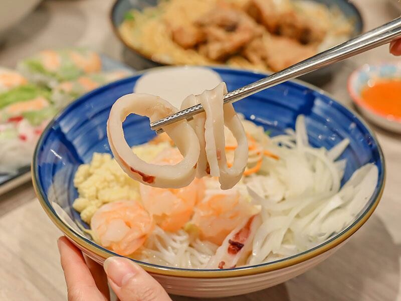 新竹巨城美食，越好吃越南料理必吃推薦，人氣爆棚。