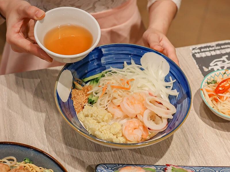 新竹巨城美食，越好吃越南料理必吃推薦，人氣爆棚。