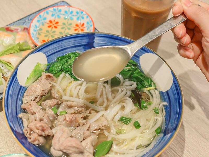 新竹巨城美食，越好吃越南料理必吃推薦，人氣爆棚。