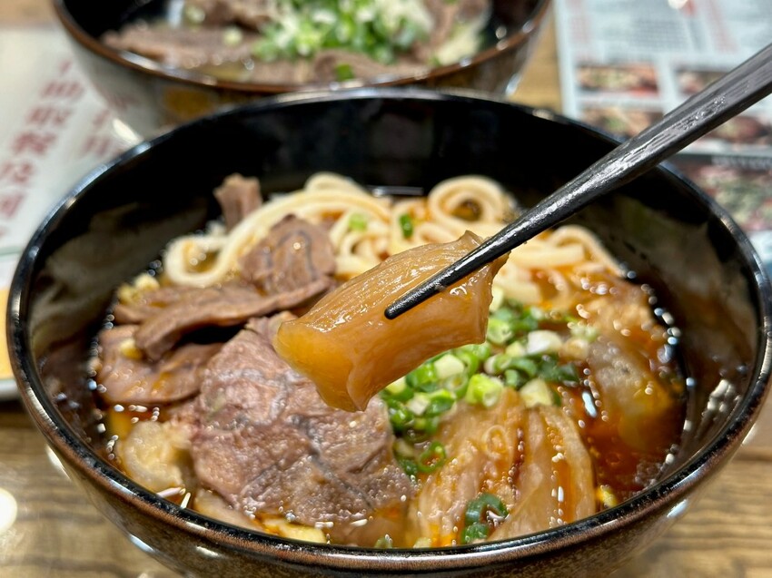 清牛堂牛肉麵｜招牌清燉牛肉麵竟然是有厚切牛肋條！清甜湯頭配Q彈麵條讓人一吃成主顧！中壢牛肉麵推薦、中原大學牛肉麵推薦、桃園牛肉麵推薦、桃園美食推薦 - 佛系旅遊筆記