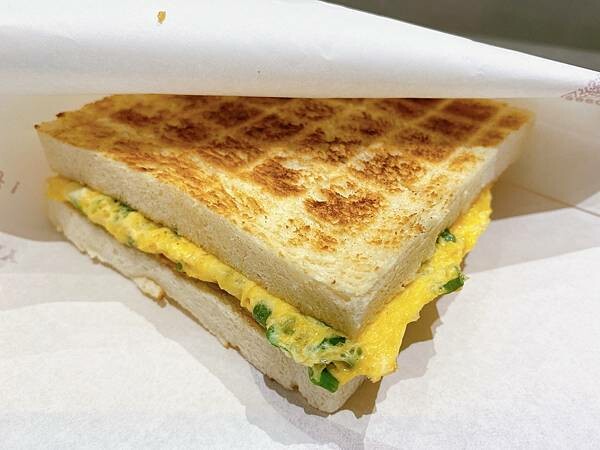 【台中 早餐】朝氣美濃-向心南店,在地的早餐店。酥皮蛋餅是普