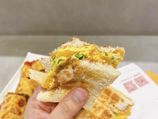 【台中 早餐】朝氣美濃-向心南店,在地的早餐店。酥皮蛋餅是普