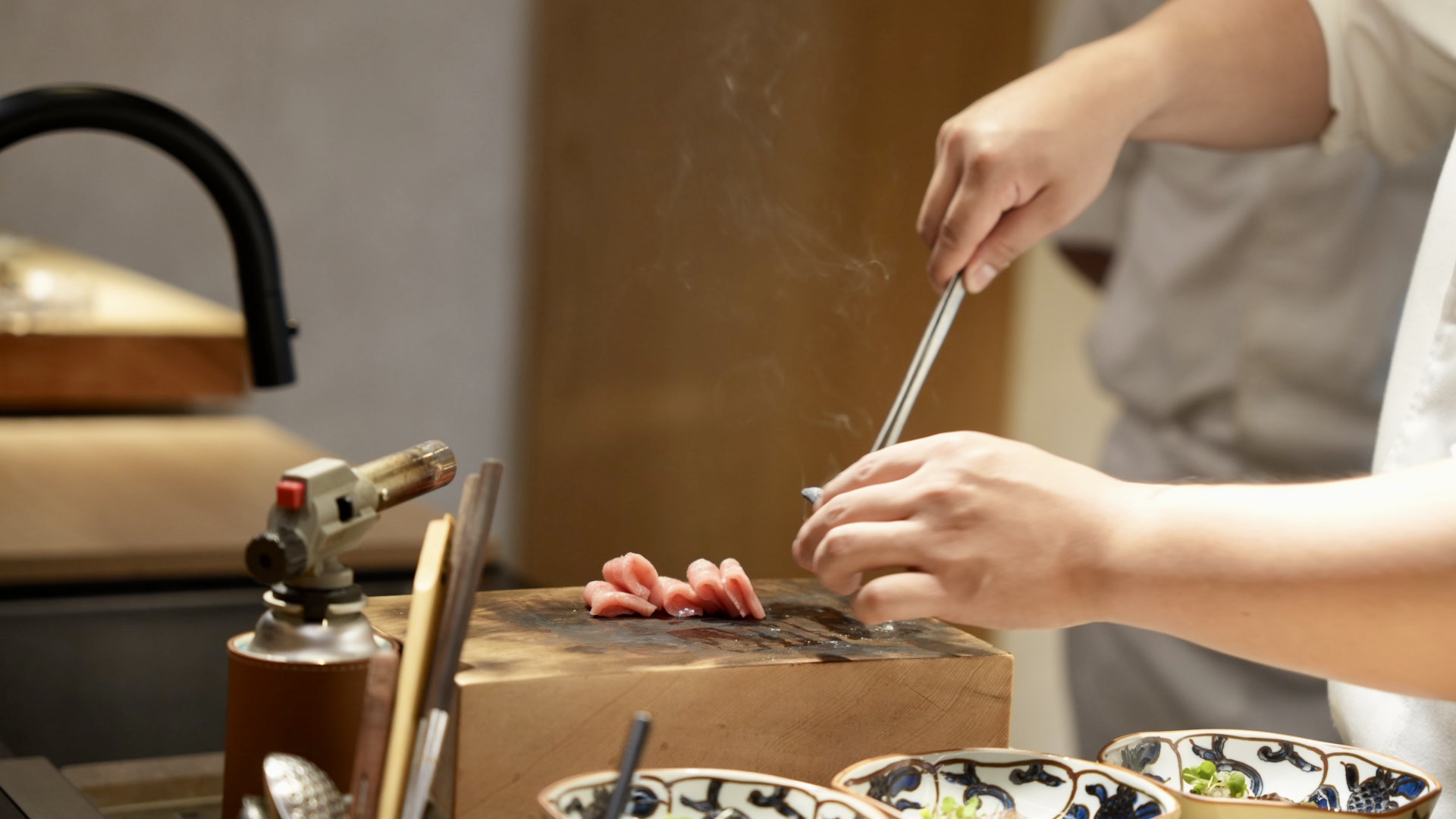 台中蟹割烹！板前現殺活體松葉蟹，品味海之極致珍饈～