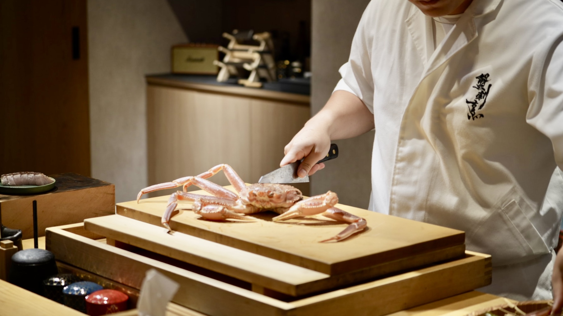台中蟹割烹！板前現殺活體松葉蟹，品味海之極致珍饈～