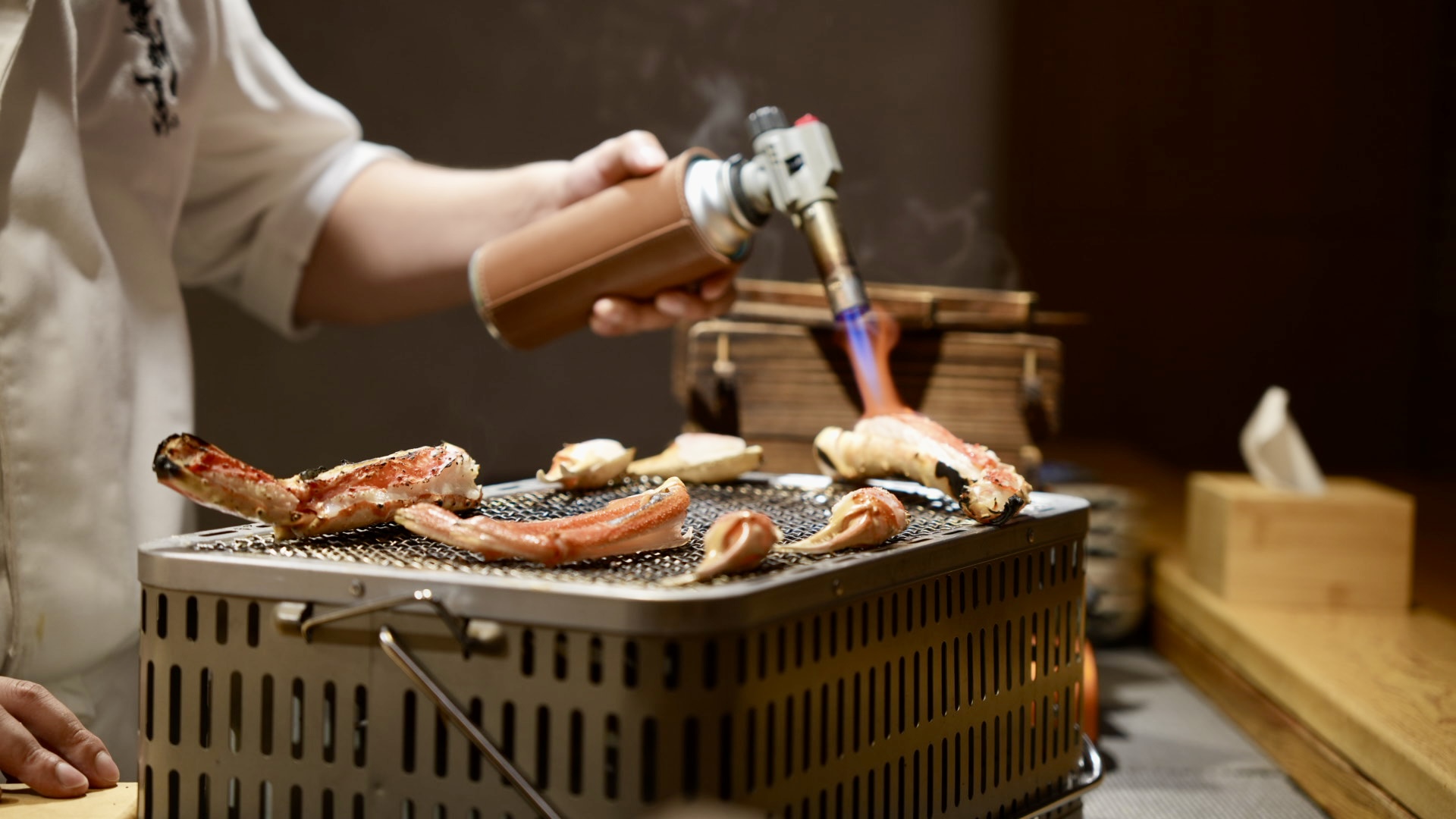 台中蟹割烹！板前現殺活體松葉蟹，品味海之極致珍饈～