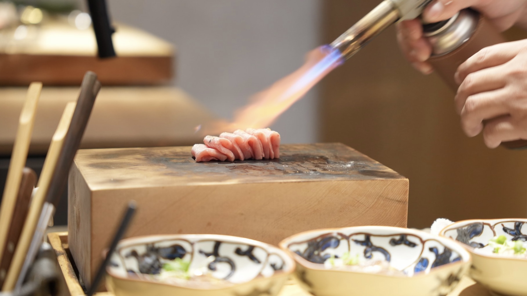 台中蟹割烹！板前現殺活體松葉蟹，品味海之極致珍饈～