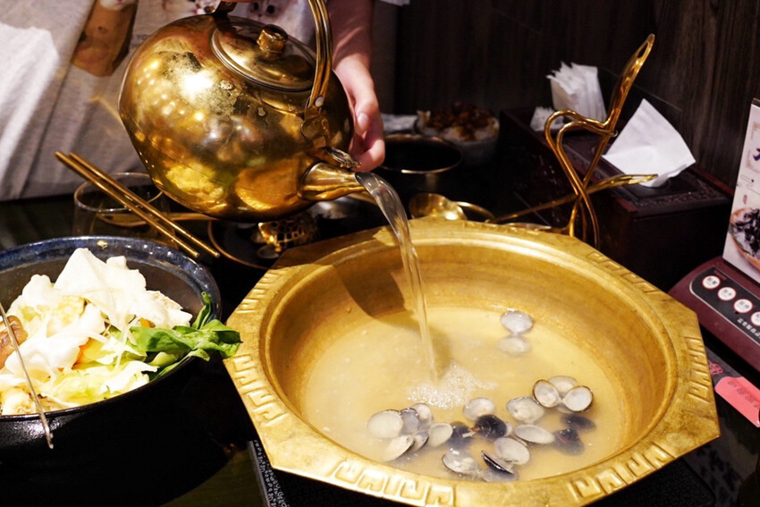 中壢新開麻辣鍋！單人套餐368元自助區吃到飽～現煮日本黑蜆好鮮甜
