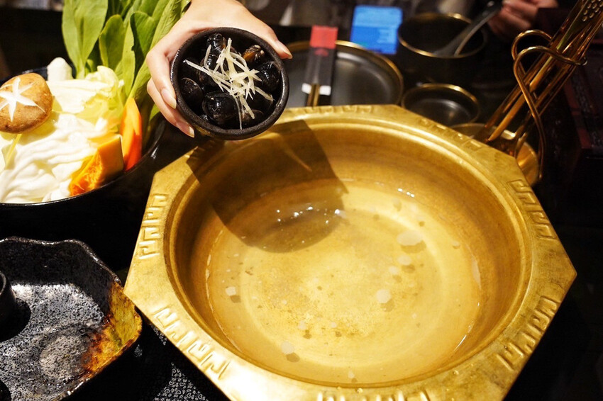 中壢新開麻辣鍋！單人套餐368元自助區吃到飽～現煮日本黑蜆好鮮甜