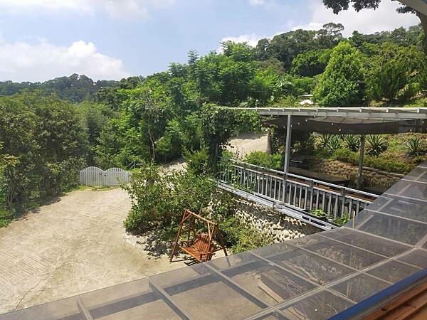 新竹橫山日木花園~小巧精緻的三面玻璃屋~擁有山景的視野景觀~